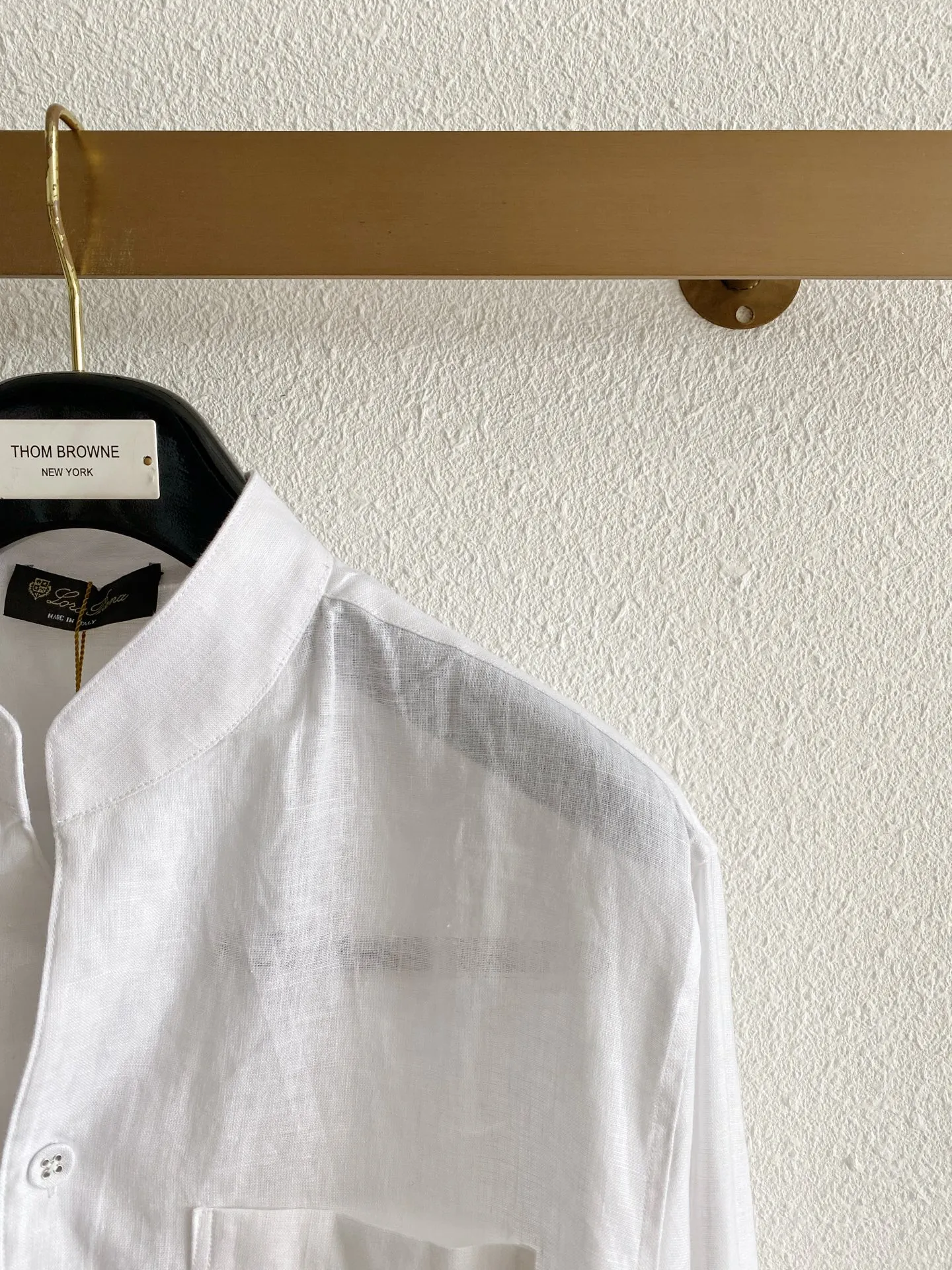 Loro Piana Linen Shirt Fabric: 100% dew linen, the original linen has clear texture, no excess coating, light and breathable, the core fabric for spring and summer, with natural distressed wrinkles, suitable for the relaxed old money style. Style and tailoring: Chinese-style small stand-up collar (Zhongshan stand-up collar), which weakens the toughness of traditional shirts, modifies the neck, and does not highlight the face; Slightly loose straight cut, not tight or pressing, suitable for wearing alone or stacking a vest; Square patch pocket on the left chest, simple and practical, no redundant printed logo, taking a minimalist and low-key route; Regular long-sleeved cuffs can be rolled up to create a casual atmosphere. Color selection: Three colors (primary hemp Beige, pure white, matte black), covering all commuting and leisure scenes. Style positioning: New Chinese style casual, Italian light business, daily relaxed wear, same style unisex version for men and women. Sizes:M-4XL